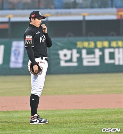 영상 황재균 격분 로봇 심판에 항의해 퇴장 Kbo 최초라니 포수가 뒤로 빠트린 공이었는데 헬멧 내동댕이 스타뉴스