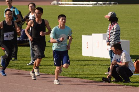 【2015校运会】侧记：汗水挥洒跑道 热血彰显青春