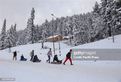 Gulmarg Snow Photos and Premium High Res Pictures - Getty Images