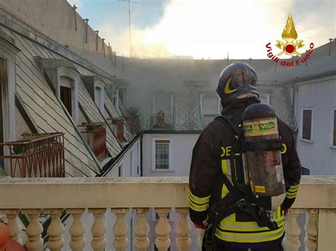 Incendio A Milano In Fiamme Un Appartamento In Pieno Centro