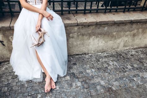 La Novia Se Pone Los Zapatos De Boda Foto Premium