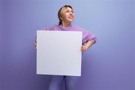 Atractiva Mujer Rubia Sosteniendo Una Hoja De Papel Con Una Maqueta