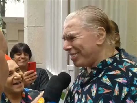 Comemorando 93 anos Silvio Santos faz rara aparição e responde se