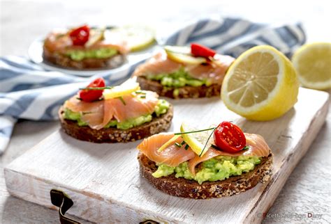 Toast Con Avocado E Salmone Affumicato Ricetta Fresca E Veloce