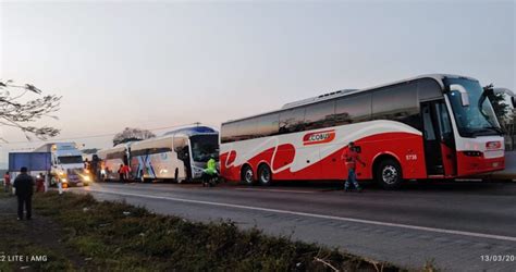 Choque múltiple de 4 autobuses deja varios lesionados en la autopista