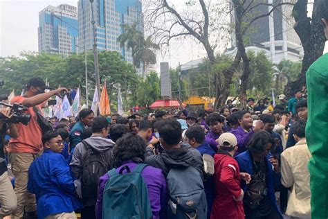 Demo Bbm Mahasiswa Bem Si Dan Polisi Sempat Saling Dorong