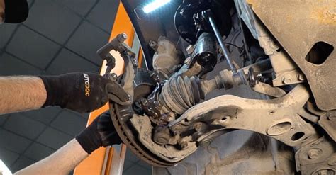 Как се сменят предни спирачни дискове на Toyota RAV4 III – Ръководство ...