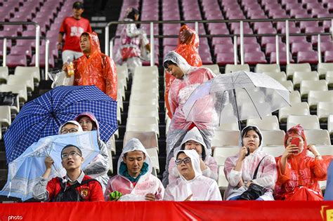 一路相随！广州恒大淘宝远征军穿雨衣冒雨助威 搜狐大视野 搜狐新闻