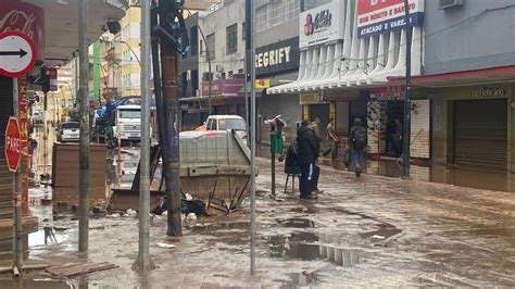 Água recua 90 m em frente ao Mercado Público mas comércio segue fechado