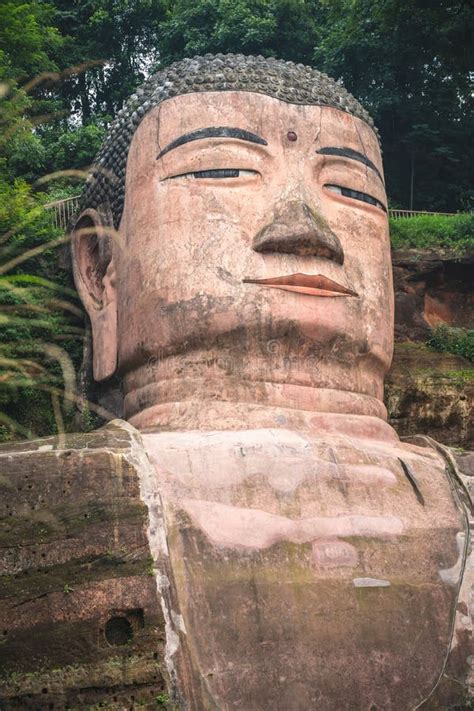 Majestuoso Gigante Leshan Buddha Cara Y Torso Imagen De Archivo