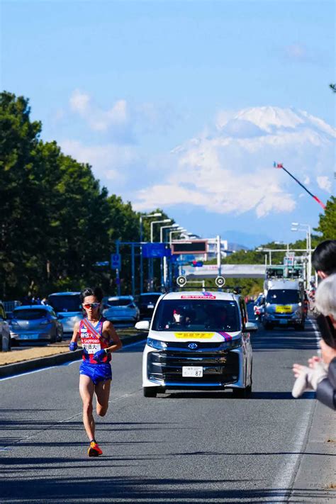 ＜第99回箱根駅伝復路＞富士山を背に力走する創価大8区の桑田（撮影・会津 智海） ― スポニチ Sponichi Annex スポーツ