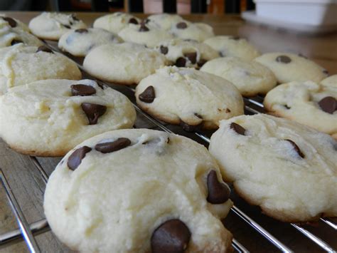 I Knead to Bake: Chocolate Chip Cake Batter Cookies