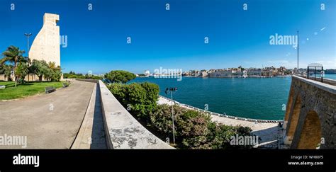 El monumento al Marinaio d Italia Brindisi Italia Fotografía de stock