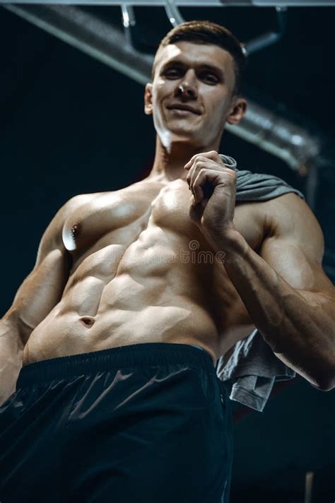 Hombre Joven Modelo Hermoso Que Se Resuelve En Gimnasio Foto De Archivo