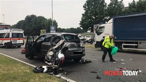 Incidente In Viale Stucchi A Monza Atterra L Elisoccorso