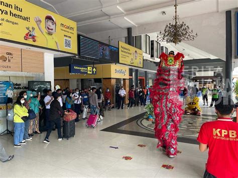 Sambut Tahun Baru Imlek Atraksi Barongsai Sapa Pelanggan Stasiun