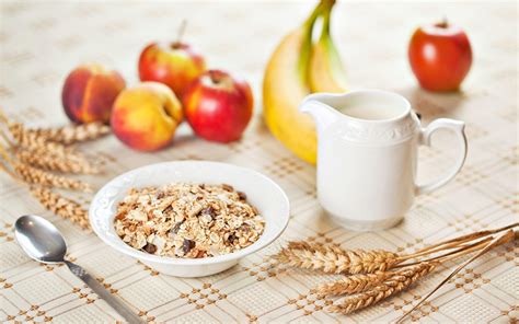 Healthy Breakfast Cereals With Milk And Fruits