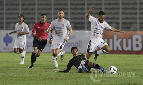 Laga Uji Coba Timnas Indonesia U Vs Bali United Fc Foto