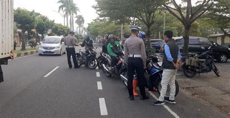 Petugas Gabungan Razia Kendaraan Bermotor Yang Belum Bayar Pajak