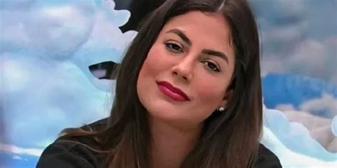 Mari Gonzalez fala demais recebe ligação da Globo e fica em choque