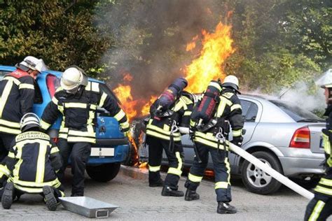 Feuerwehr L Scht Brennendes Auto Auf Dem Parkplatz Der Sonnenhof Therme