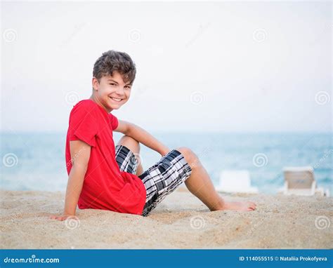 Muchacho Adolescente En La Playa Imagen De Archivo Imagen De Lindo