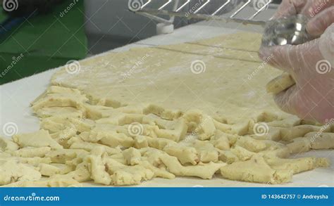 Preparaci N De Las Galletas Para Cocer Proceso De Cocinar En La Cocina