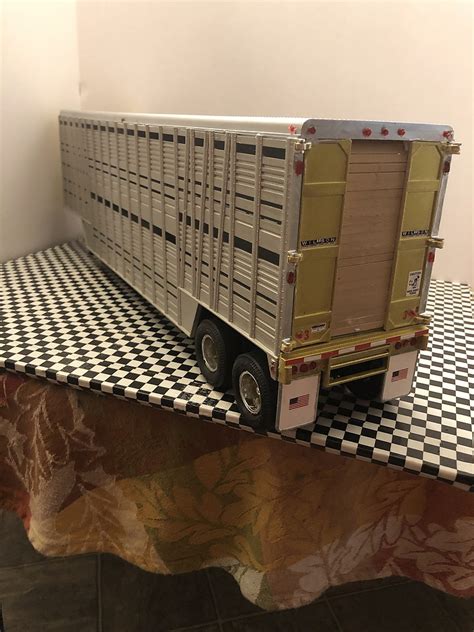 Wilson Livestock Van Trailer Plastic Model Vehicle Kit Scale