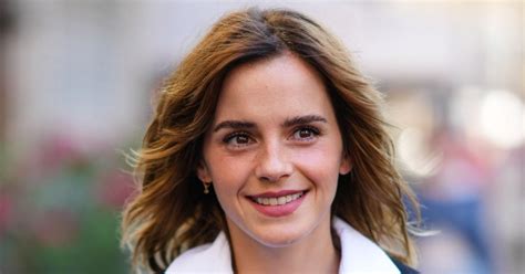 Emma Watson Rare Apparition Dans Une Mini Jupe En Cuir Et Bottes