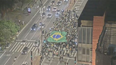 Apoiadores De Bolsonaro Fecham Faixas Da Avenida Paulista Durante Ato