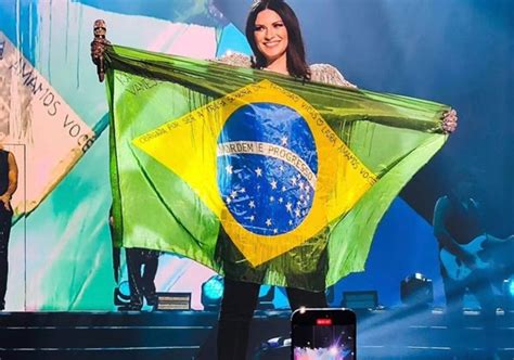 Bahia Ba Em Passagem Pelo Brasil Laura Pausini Canta Macetando E Se