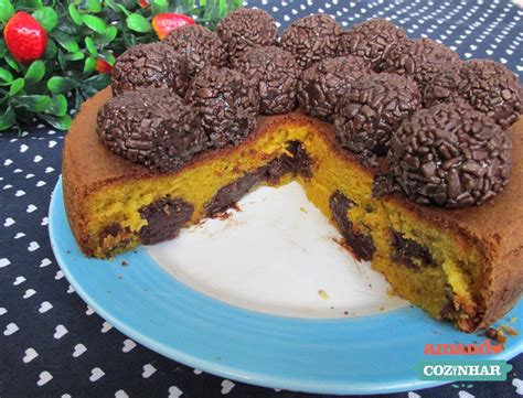 Bolo de cenoura que já sai recheado brigadeiro Amando Cozinhar