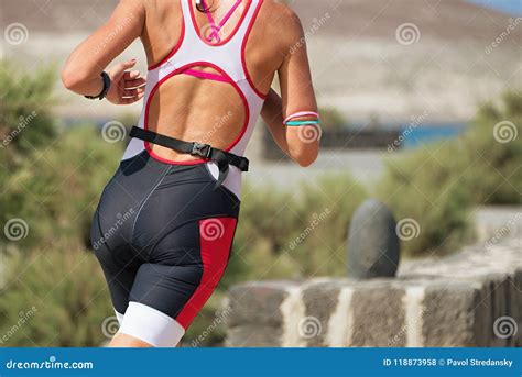 Funzionamento Del Corridore Della Donna Sulla Corsa Di Triathlon