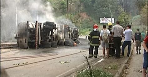 G Carreta Carregada De Combust Vel Tomba E Pega Fogo Na Br Em