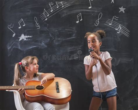 Duas Meninas Cantando E Tocando Viol O Na Aula De M Sica Na Escola