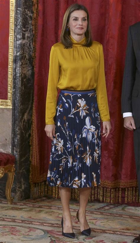 Reina Letizia B Sicos Que Definen Su Estilo De Entretiempo Foto