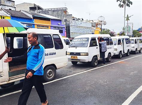 Angkot Tanjungpinang Bertahan Di Tengah Gempuran Transportasi Online