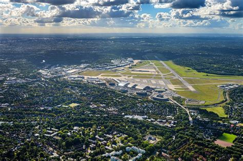 Luftbild Hamburg Gelände des Flughafens mit Start und Landebahn Nord