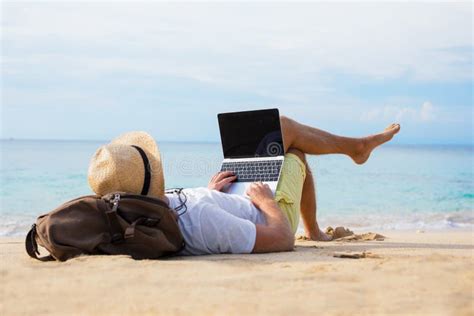 Ontspannen Mens Met Laptop Op Het Strand Stock Foto Image Of