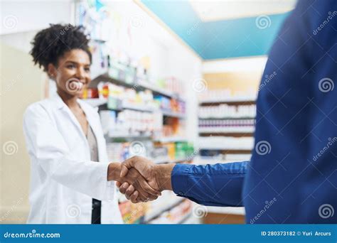 Como Posso Ajudar Hoje Um Farmacêutico E Um Cliente Apertando As Mãos