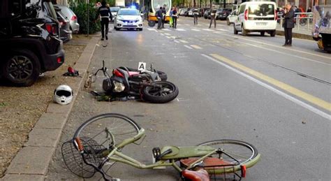 Milano Incidente Tra Moto E Bicicletta In Via Soleri In Gravi