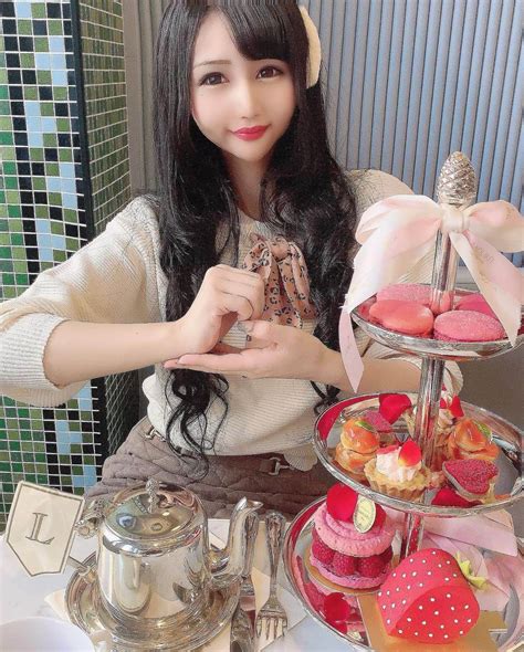 向日葵めいさんのインスタグラム写真 向日葵めいinstagram 「 🍓 🍴 ☕️ 🌹 ボムギュハート教えてもらった笑💗 ケンティーポーズ言うてた😂 ラデュレ ラデュレアフタヌーン