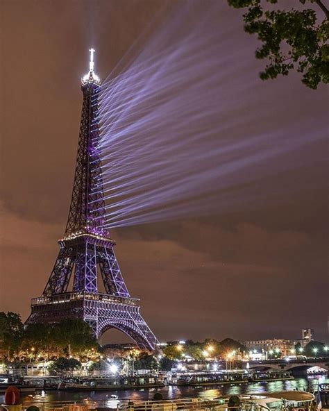 La Dame de Fer éclaire Paris à loccasion de ses 130 ans