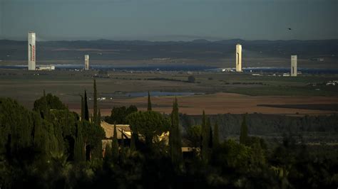 Abengoa remodela su cúpula directiva mientras el mundo político pide