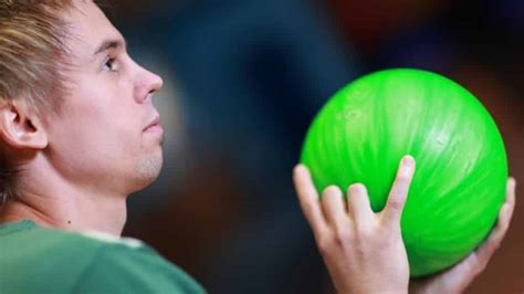 Two-Handed Bowling Techniques: Five Things You Should Know - Clever Bowling