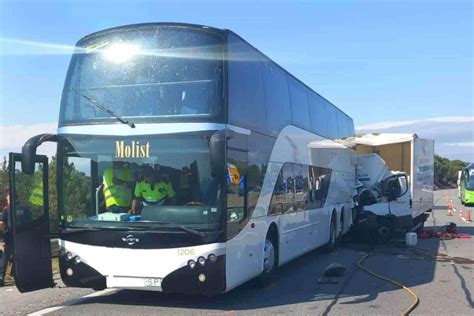 Un autobús escolar xoca amb un camió a l AP 7 tres nens i un monitor