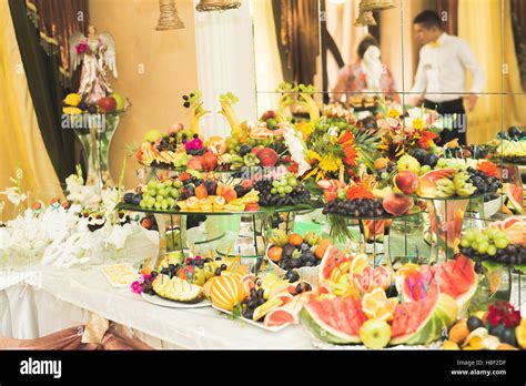 Altra Frutta Fresca Sul Matrimonio Di Tavola A Buffet Foto Stock Alamy