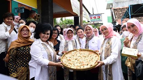 Ibu Iriana Dan Anggota Oase Kim Kunjungi Kampung Sentra Bakpia Pathuk