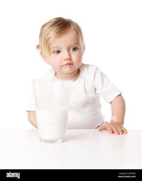 Jeune Enfant Buvant Du Lait Banque De Photographies Et Dimages à Haute