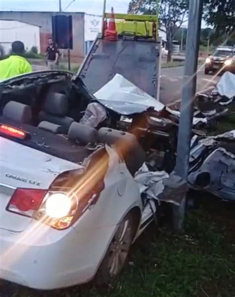 Af Central Carro Tem Teto Arrancado Ap S Batida Na Traseira De